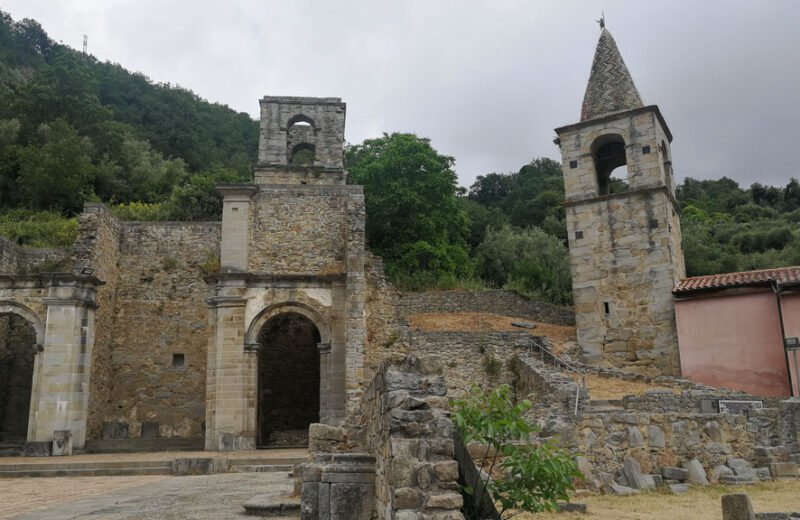 Quale borgo siciliano nasconde un tesoro botanico unico?