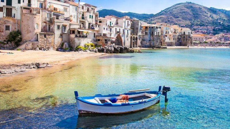 Qual è il borgo medievale affacciato sul mare che incanta la Sicilia?