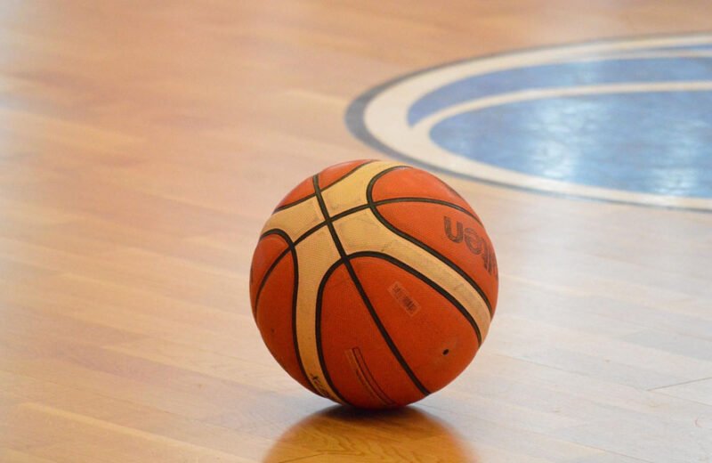 palla basket su parquet di legno palestra