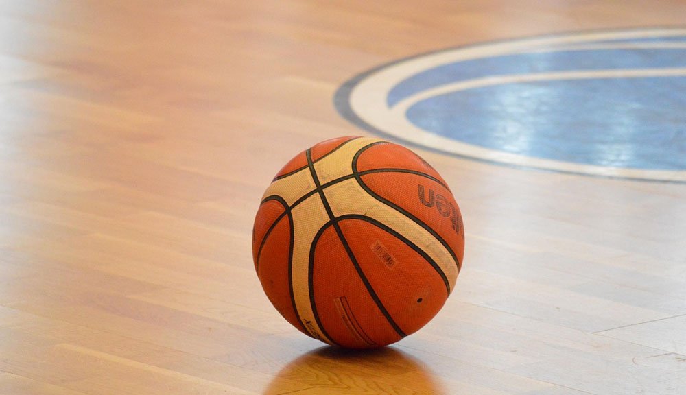 palla basket su parquet di legno palestra