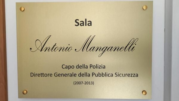 Intitolata al Prefetto Manganelli la sala riunioni del Commissariato di Castelvetrano