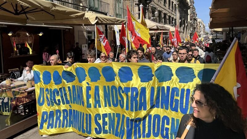 Palermo: in centinaia in piazza per difendere la lingua siciliana