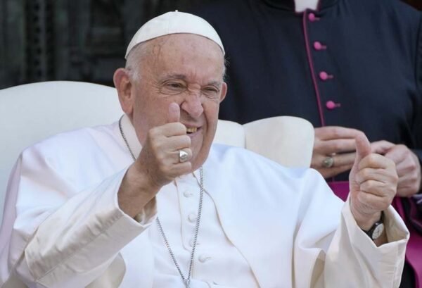 Papa Francesco, migliorano le condizioni: sciolta la prognosi