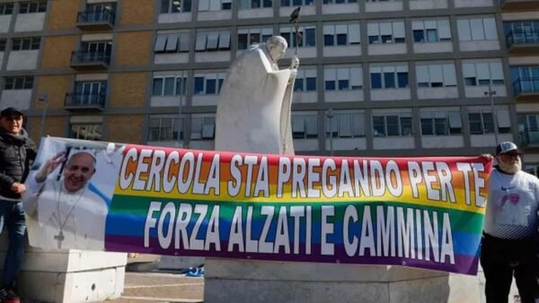 Papa Francesco ricoverato: il tifo speciale di un fedele