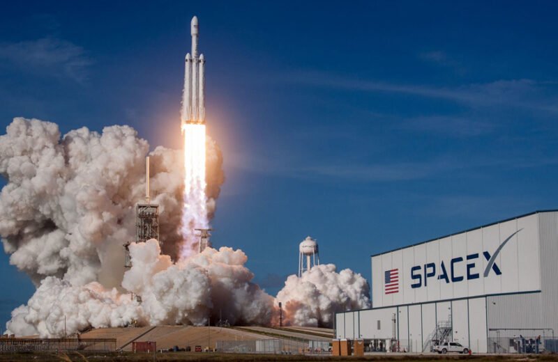 SpaceX lancia la missione di recupero per gli astronauti bloccati su ISS