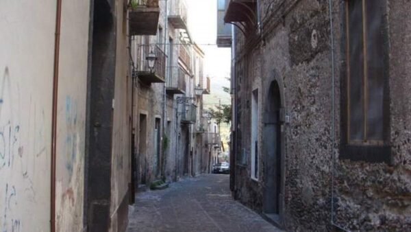 Qual è il borgo più affascinante ai piedi dell’Etna?