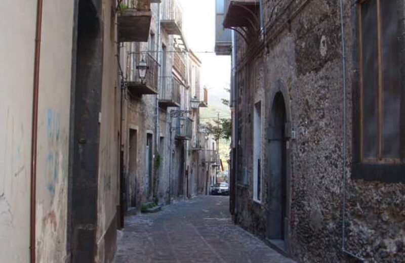 Qual è il borgo più affascinante ai piedi dell’Etna?