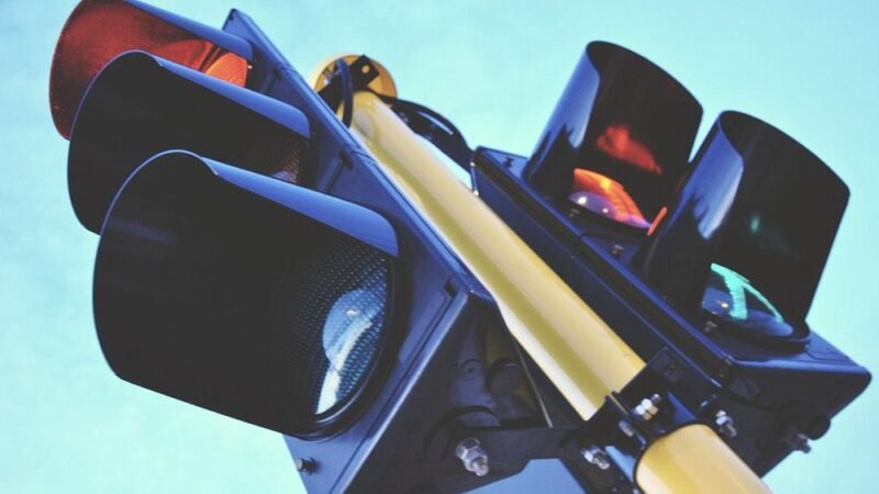 Marsala, il semaforo “fantasioso” che sorprende gli automobilisti [VIDEO]