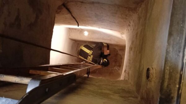 Bimbo di sei anni salvato dai vigili del fuoco dopo essere caduto in una cisterna