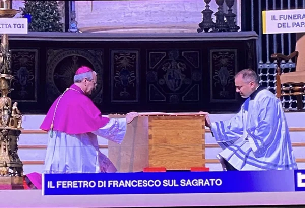 Oltre 200 mila i fedeli per l’ultimo saluto al Santo Padre: “Ha toccato menti e cuore”