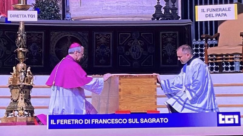 Oltre 200 mila i fedeli per l’ultimo saluto al Santo Padre: “Ha toccato menti e cuore”