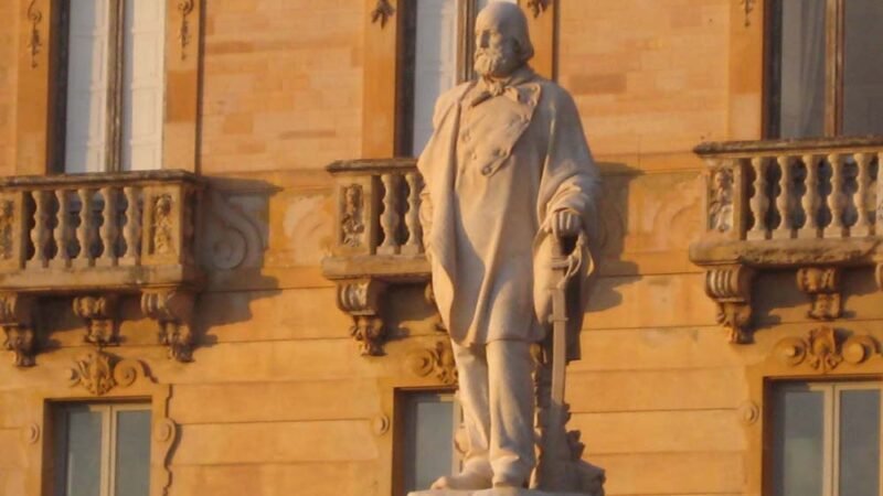 La statua di Garibaldi a Trapani non guarda Roma: mistero, storia e interpretazioni
