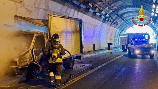 Autostrada Palermo-Messina, intervento dei vigili del fuoco per l’incendio di un furgone