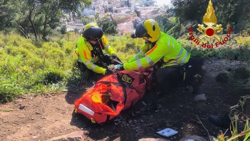 Cefalù, cade in una scarpata salvato dai vigili del fuoco