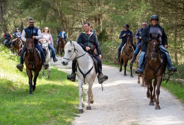Cavalcata solidale a Castellammare per la ricerca [Video]