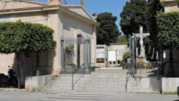 Scandalo cimitero: revocate le posizioni di tre degli indagati