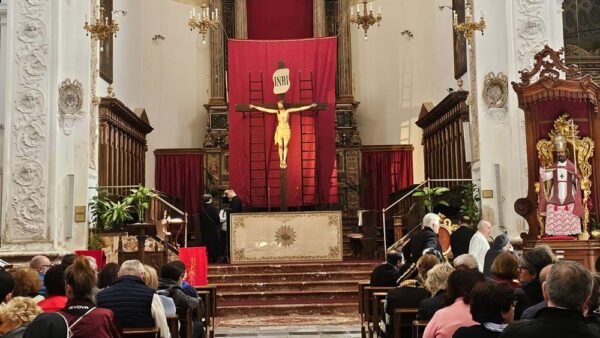 Antico rito della Discesa della Croce. L’omelia del Vescovo: Il vero potere amare
