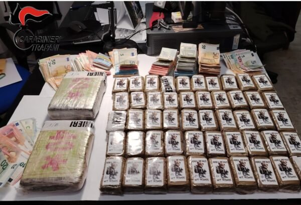 Trasportavano 2 chili di cocaina e 5 di hashish, arrestati dai carabinieri