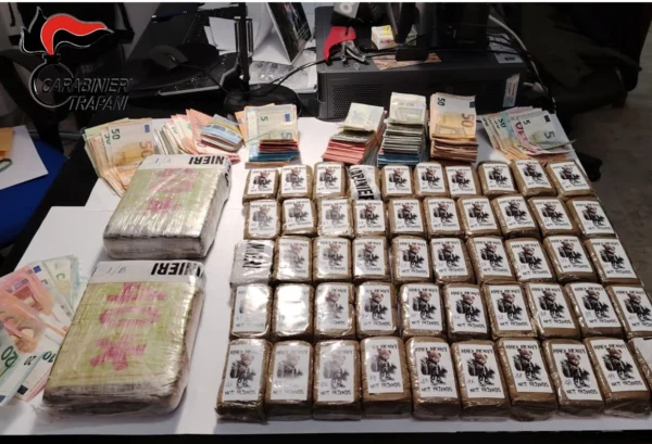 Trasportavano 2 chili di cocaina e 5 di hashish, arrestati dai carabinieri
