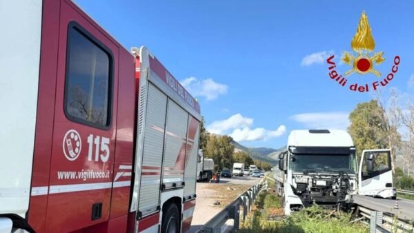 Autostrada A29, Tir finisce contro spartitraffico
