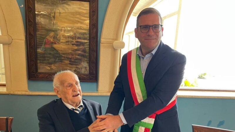 A 102 anni rinnova la patente e festeggia a Castellammare del Golfo
