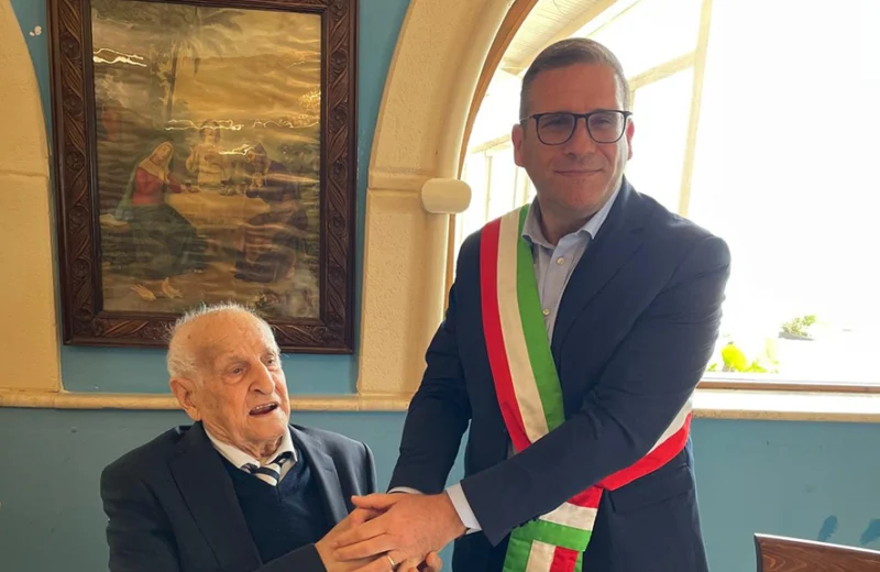 A 102 anni rinnova la patente e festeggia a Castellammare del Golfo