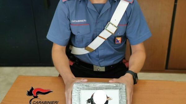 In sella al motorino con quasi un chilo di cocaina, fermato dai carabinieri