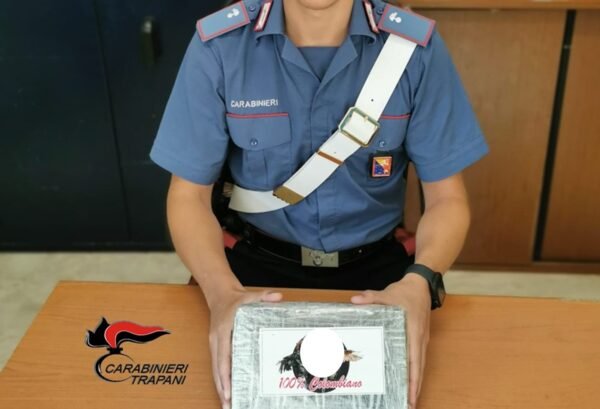 In sella al motorino con quasi un chilo di cocaina, fermato dai carabinieri