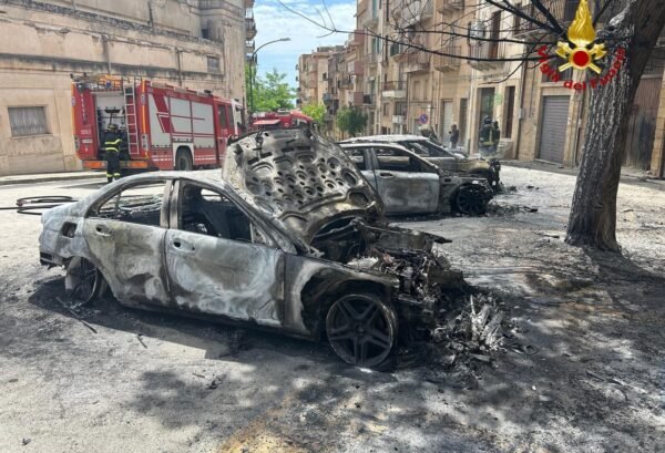 Salemi, a fuoco sei automobili