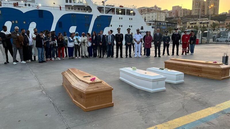 A Porto Empedocle le bare dei quattro migranti morti durante una delle traversate
