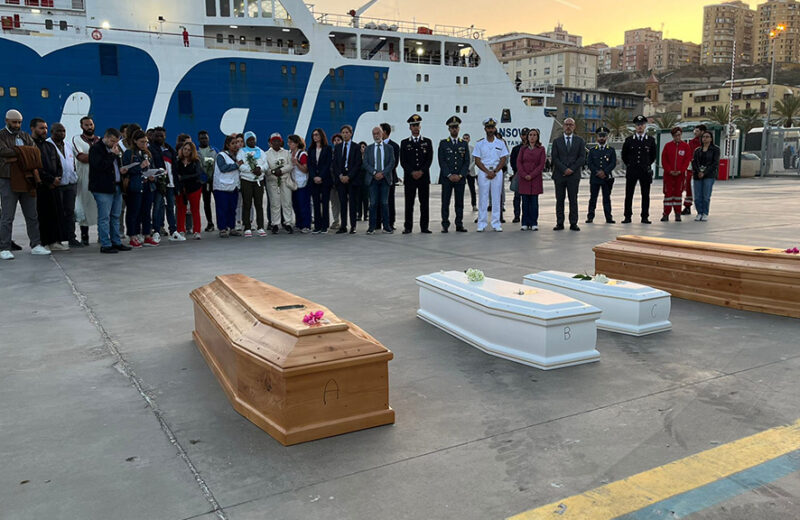 A Porto Empedocle le bare dei quattro migranti morti durante una delle traversate