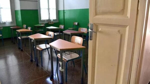 Madre alunno aggredisce maestra e due impiegati