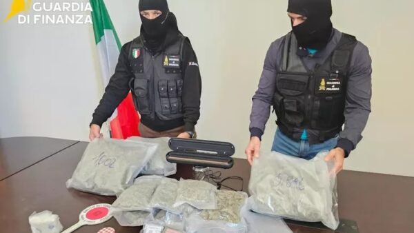 Droga, tre arresti e sequestrati 7 kg stupefacenti a Catania