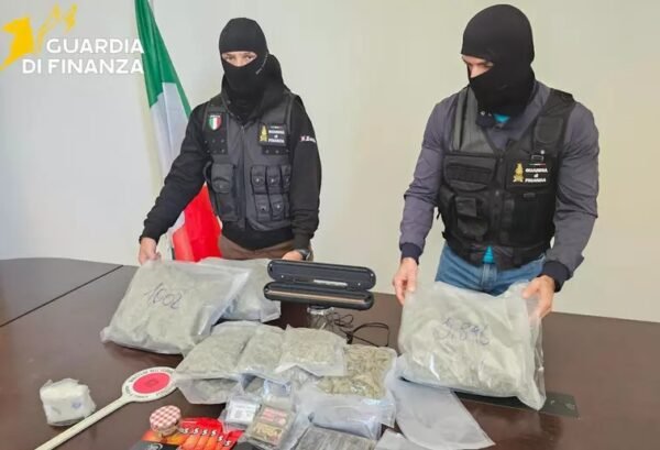 Droga, tre arresti e sequestrati 7 kg stupefacenti a Catania