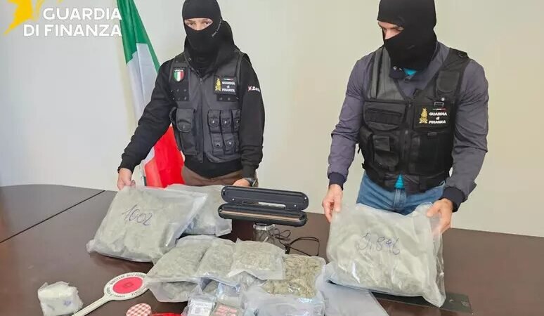 Droga, tre arresti e sequestrati 7 kg stupefacenti a Catania