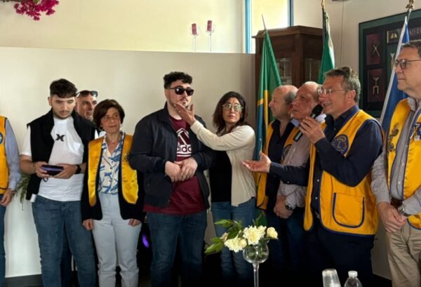 Uici, a Santa Ninfa il Lions dona a non vedenti due occhiali con IA
