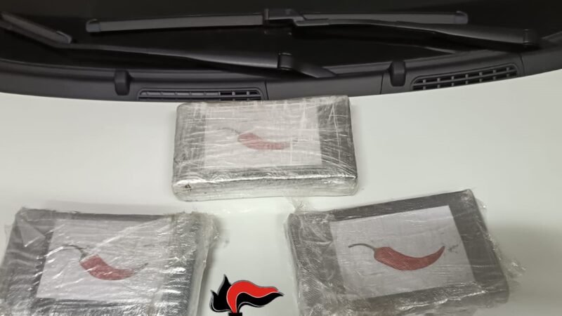 Trasportavano 3 chili e mezzo di cocaina, arrestati dai carabinieri