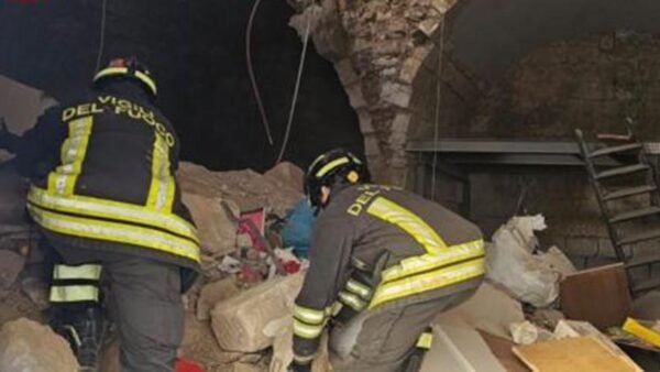 Crollano i solai di una casa a Mazara del Vallo