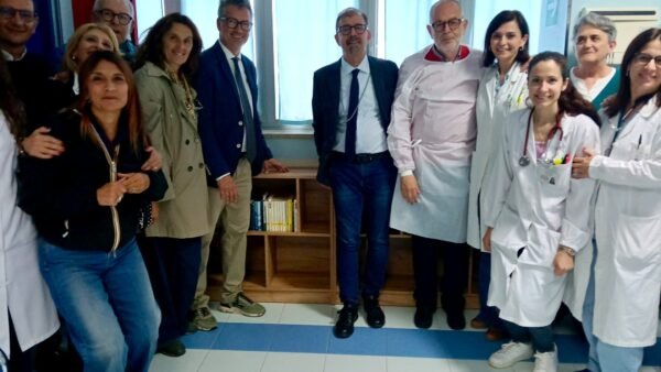 Donate dal Circolo del Tennis tre librerie al reparto oncologico del Sant’Antonio Abate