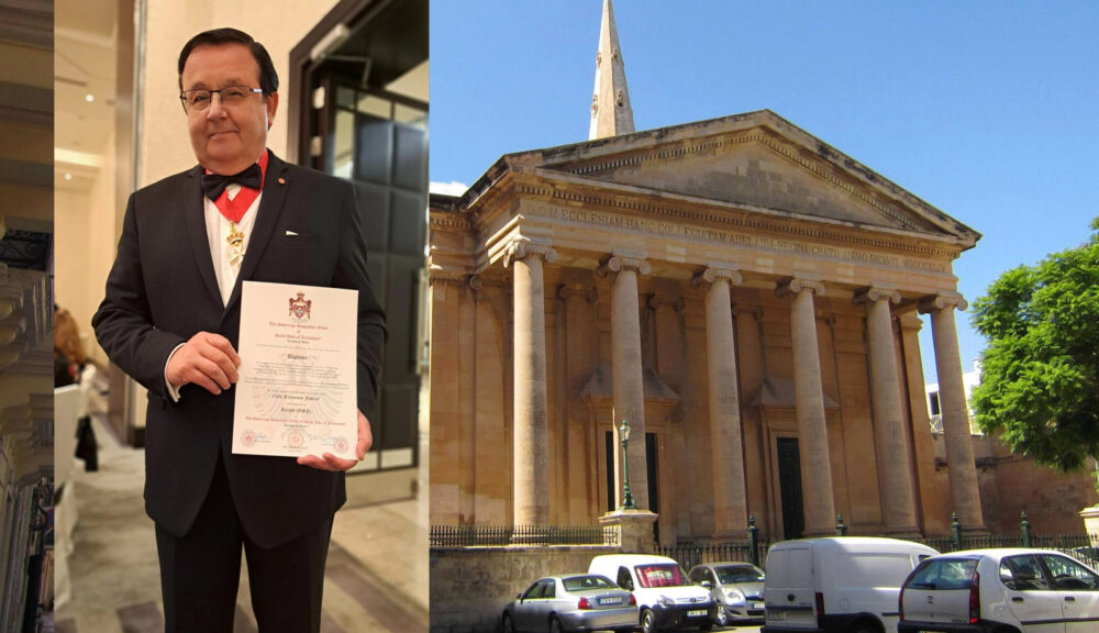 Il pianista trapanese Franco Foderà, in abito da cerimonia con medaglia e croce al petto, mostra il diploma dell'onorificenza ricevuta come Cavaliere di Malta. Sullo sfondo, la Pro-Cattedrale Anglicana di San Paolo a La Valletta, Malta, con la sua maestosa facciata neoclassica e colonne corinzie.
