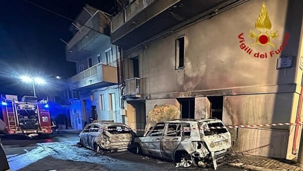 Comiso. Incendio di due auto. Quattro persone finiscono in ospedale per accertamenti