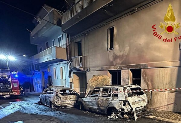 Comiso. Incendio di due auto. Quattro persone finiscono in ospedale per accertamenti