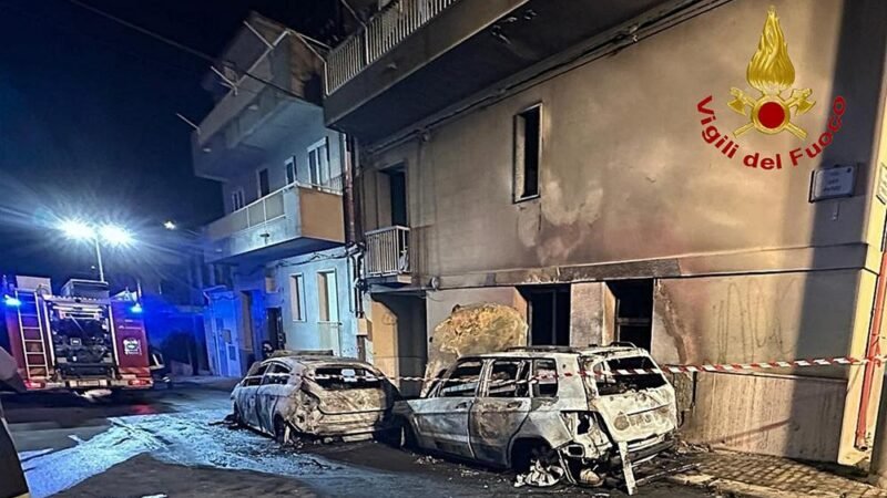Comiso. Incendio di due auto. Quattro persone finiscono in ospedale per accertamenti