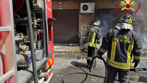 Cinisi. Vigili del fuoco e carabinieri impegnati per l’esplosione in una palazzina