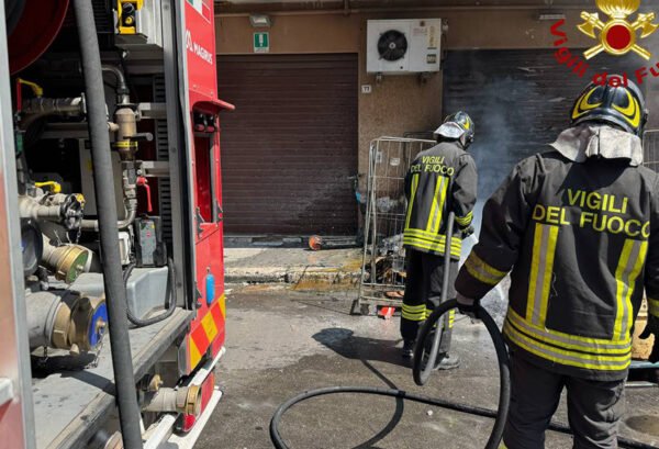 Cinisi. Vigili del fuoco e carabinieri impegnati per l’esplosione in una palazzina