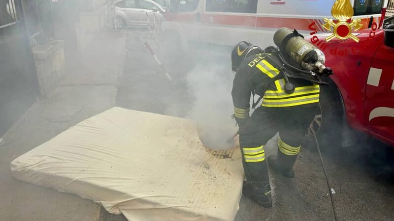 Palermo. Incendio in una abitazione, messa in salvo una donna anziana
