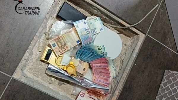 La droga nascosta sotto le mattonelle, in manette due giovani trapanesi [Video]