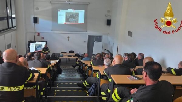 Vigili del fuoco. Seminario sulla sicurezza integrata nelle operazioni di spegnimento di incendi boschivi