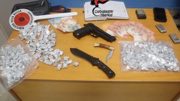 Erice. Aveva 300 dosi di hashish, un pugnale ed una pistola, fermato un 22enne