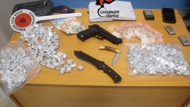 Erice. Aveva 300 dosi di hashish, un pugnale ed una pistola, fermato un 22enne